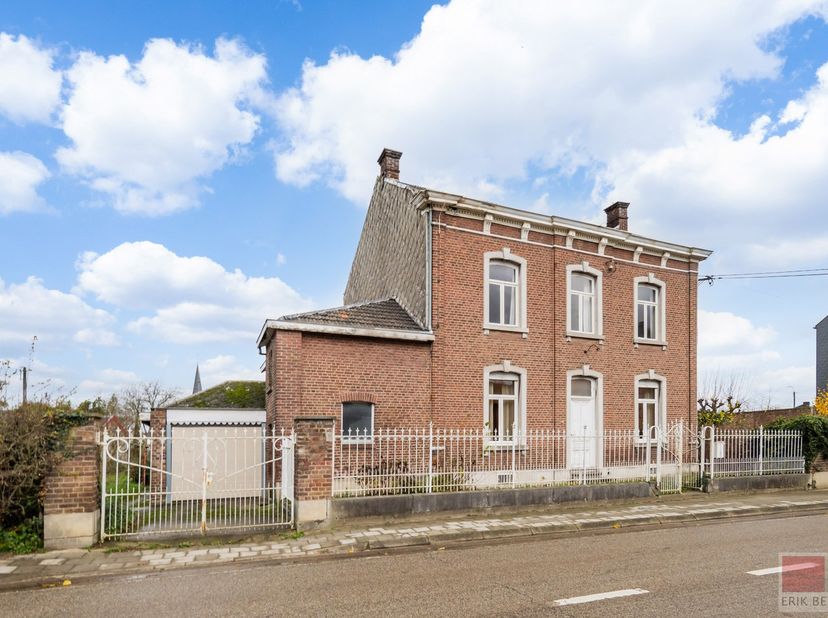 Bijzonder ruim neoclassicistisch herenhuis, bouwjaar 1902, gelegen in het Voerense dorp Moelingen. Woonopp. 327 m², waarvan het gelijkvloers gebouwd i