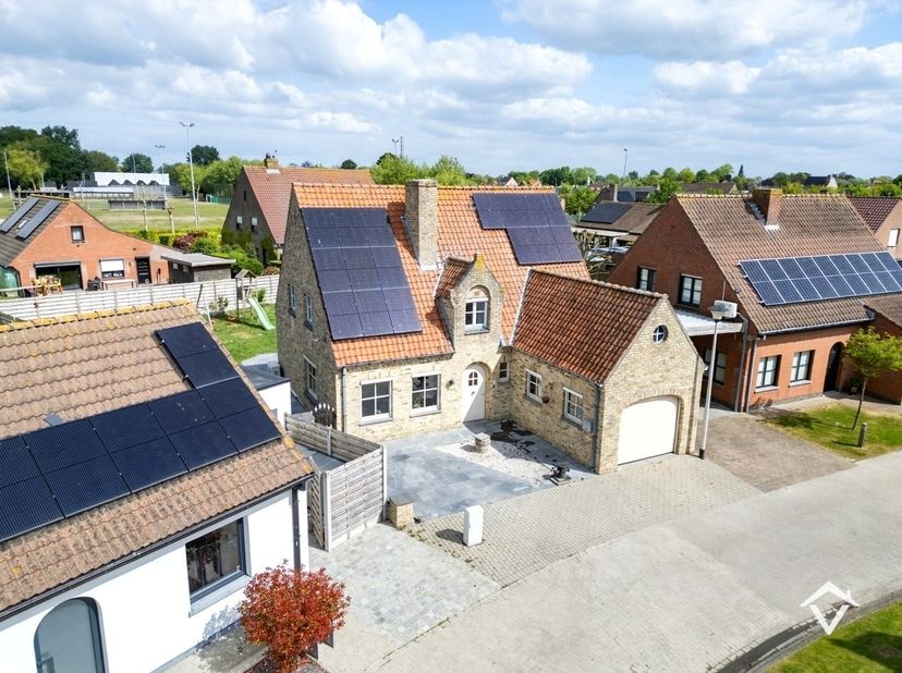 Deze landelijke woning bevindt zich in een rustige woonwijk in Koekelare, met als extra troef het speelplein en de recreatiezone De Mote grenzend aan