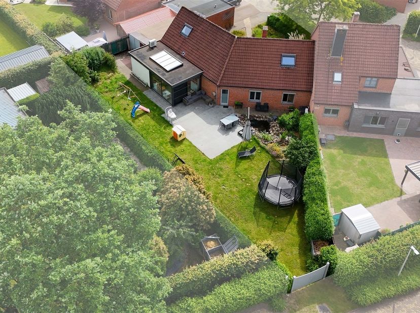Verrassend ruime gezinswoning met 5 slaapkamers en zonnige tuin in rustige en groene omgeving<br />
<br />
Omgeving:<br />
+ Gelegen in een rustige