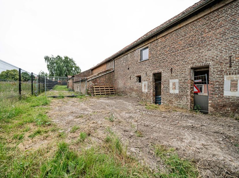 Ancien corps de ferme à réinventer – 3 granges spacieuses à aménager (lot D vendu, voir croquis photo 2)<br />
Situé en pleine campagne, ce charmant c