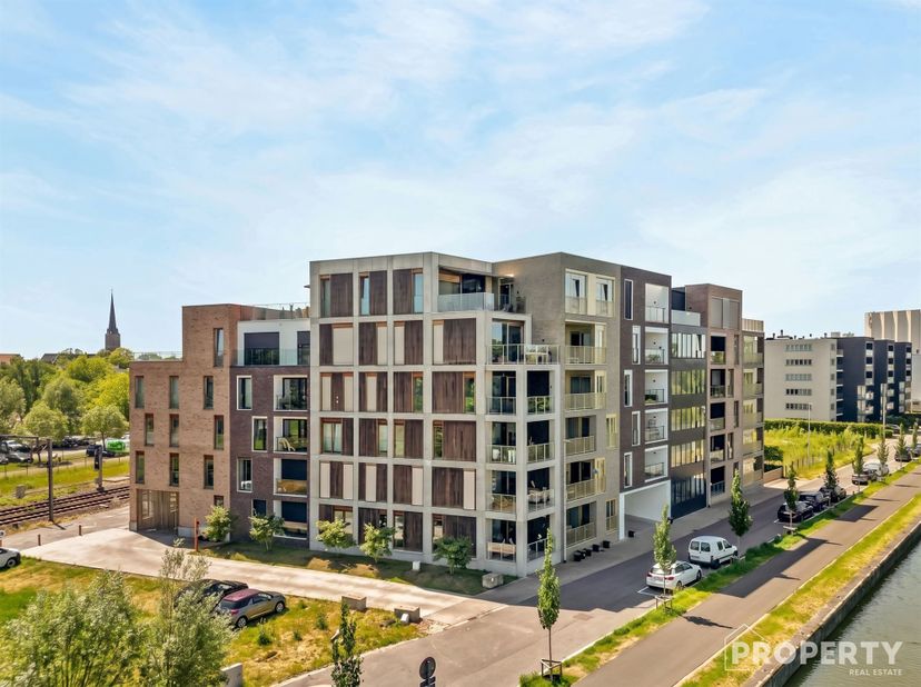 Zeer ruime en exclusieve penthouse met een onbetaalbaar verzicht. Hoogwaardige afwerking en zeer veel ruimte zijn kenmerkend voor dit appartement.  Er