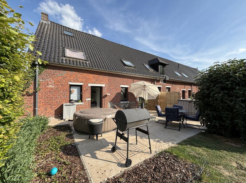Op een prachtige en rustige locatie, gezellige driegevelboerderij volledig gerenoveerd met een keuken van zeer hoge kwaliteit, woonkamer met houtkache