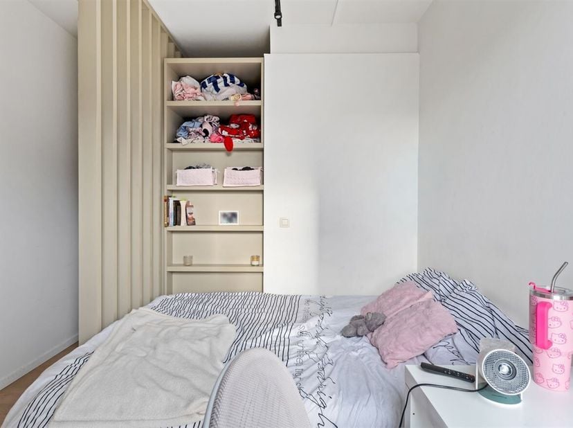 Moderne studentenkamer (16m²) met privé badkamer op toplocatie in hartje Antwerpen<br />
Ligging:<br />
Deze instapklare studentenkamer bevindt zich i