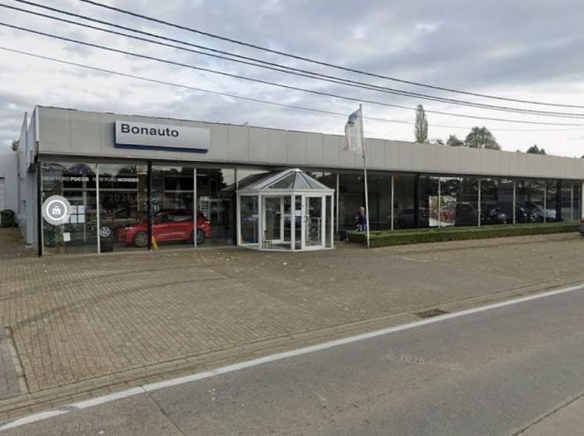 Voormalige autogarage te koop in Westerlo, nabij E313. Showroom, werkplaats met sectionaalpoorten, buitenopslag en verhuurd tankstation op een terrein