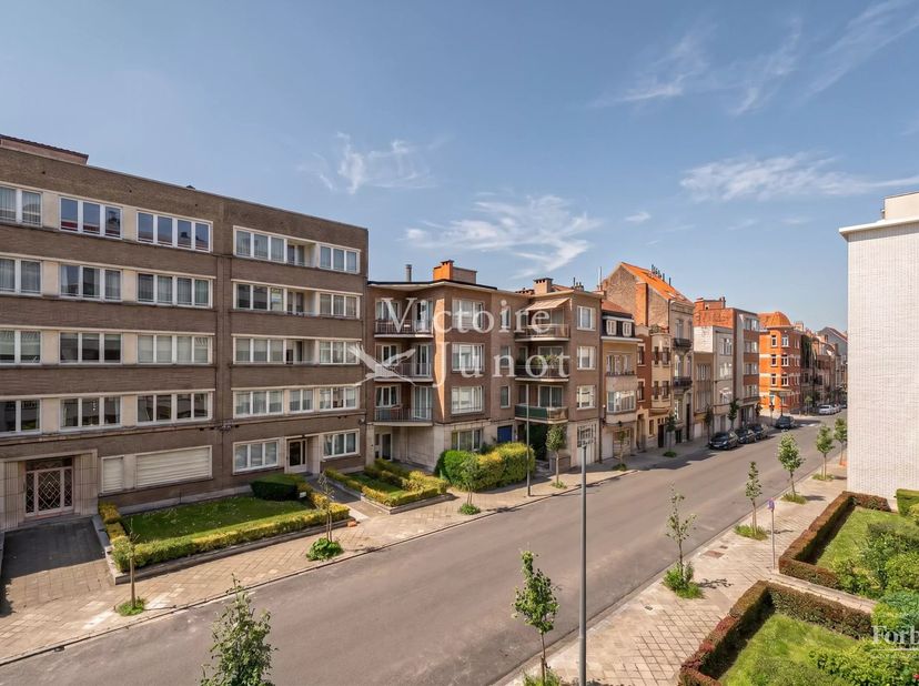 Victoire-Junot biedt u exclusief dit prachtige appartement volledig gerenoveerd door de architect Olivier Dwek, gelegen in een rustige en gewilde stra