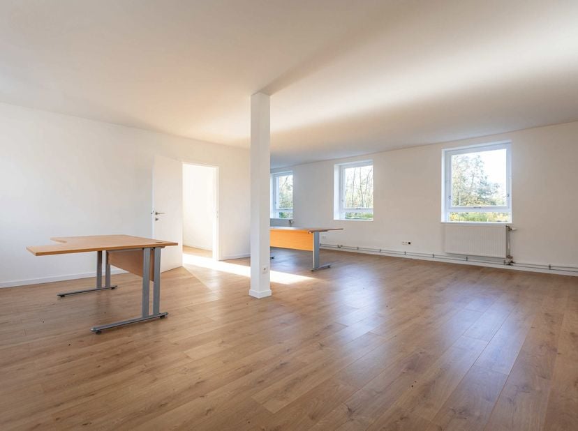 SUPERBE OPPORTUNITE dans LASNE <br />
Idéal pour: Co-working, bureau d'avocat, Société de consulting, agence de communication, fiduciaire,...<br />
SI