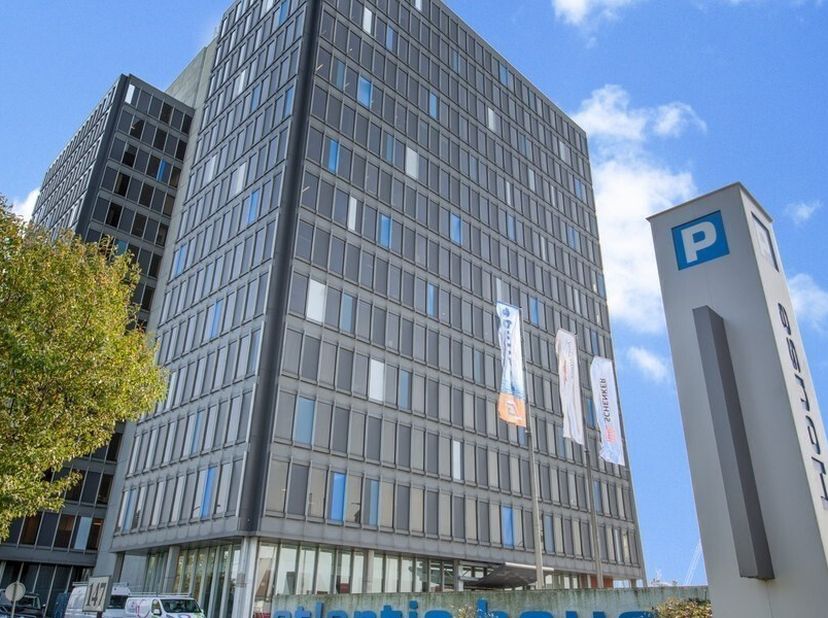 675m² d'espace de bureau aménagé au 12ème étage<br />
Emplacement : dans le port, à proximité du Ring et du centre, arrêt de bus à côté du bâtiment<br
