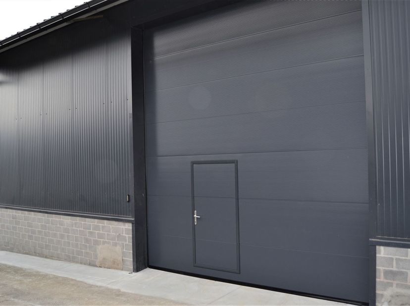 Geïsoleerde loods van 155 m² - Vrije hoogte 4.5meter -  poort van 4 meter hoog en 4 meter breed.<br />
Deze loods wordt verhuurd onder btw-regime.