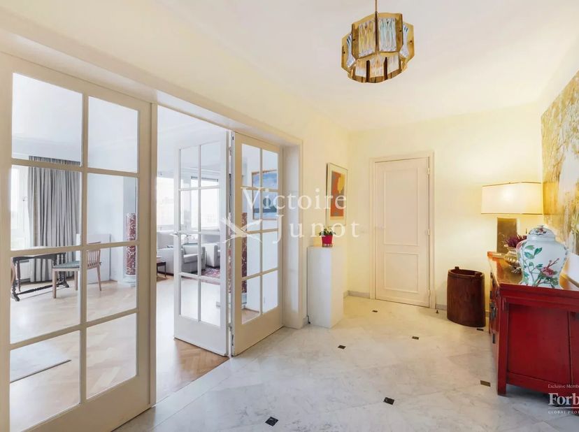 Hall d'entrée en marbre (12m²),porte blindée - vidéophonie<br />
Toilette et vestiaire<br />
Très belles réceptions (+- 49m²), parquet, FO cassette, s