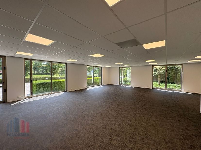 Instapklare kantoorruimte van 149 m² te huur in het moderne kantorenpark Latem Business Park met uiterst professionele uitstraling. Fantastisch gelege