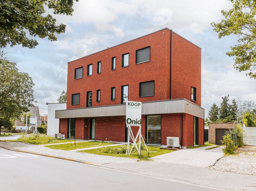 Op de Vremdesesteenweg 35A te Boechout bevindt zich deze energiezuinige nieuwbouwwoning, ideaal gelegen vlakbij het dorpscentrum en tegelijk aansluite