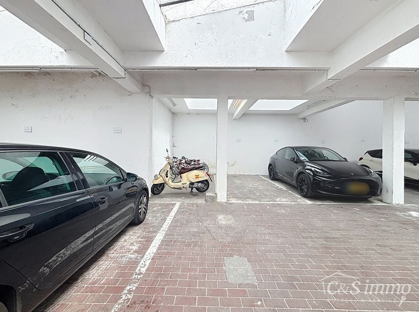 Aparte autostaanplaatsen te huur<br />
Zeer goed gelegen locatie: op het Antwerpse Zuid, vlakbij de Antwerpse Ring<br />
Plek voor 19 auto's <br />
Fi