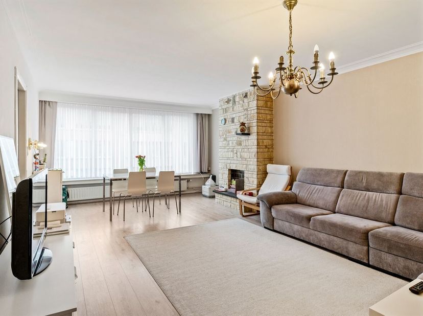 Dit op te frissen appartement is ideaal gelegen in een aangename en levendige buurt in Deurne, vlakbij de Ruggeveldlaan. Het bevindt zich op de tweede