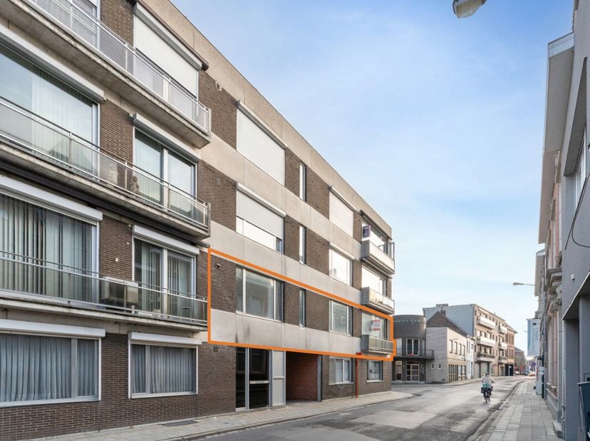 Dit appartement geniet van een centrale ligging in Izegem nabij winkels, scholen, station, bakkers, slagers,...<br />
<br />
Het appartement heeft een