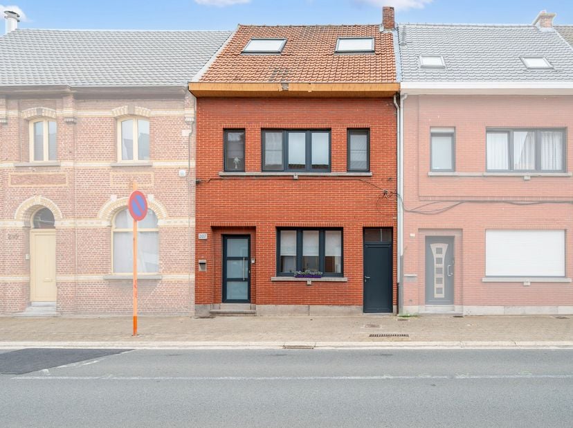 Op zoek naar een instapklare gezinswoning met ruimte, comfort en een uitstekende ligging? Dan is deze verrassend ruime woning in het hart van Burcht a