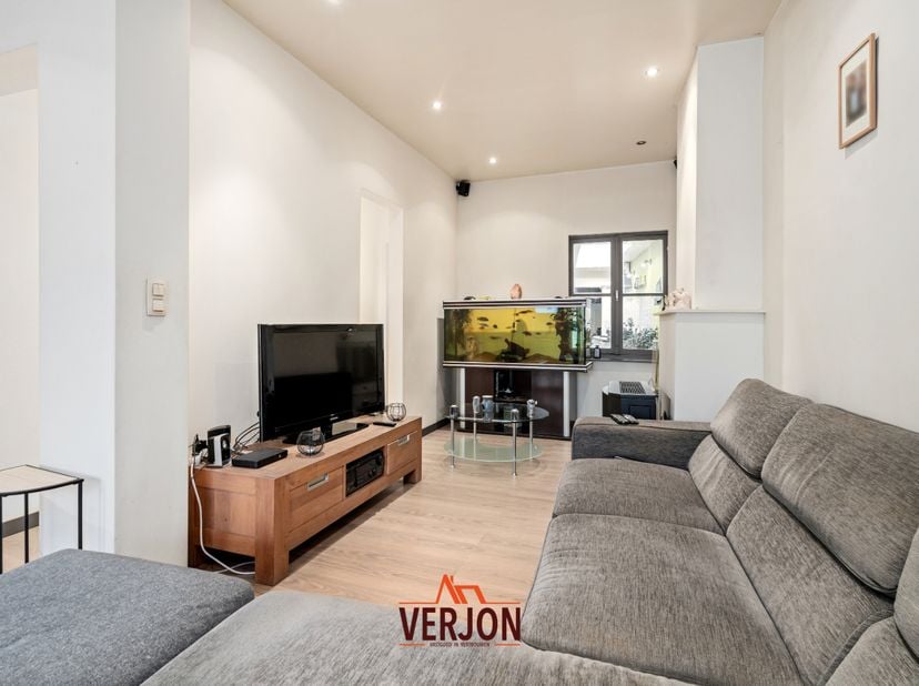 Deze woning is gelegen op een perceel van 202m2 en heeft een bewoonbare oppervlakte van 161m2. In de buurt vindt u onder andere scholen, warenhuizen,