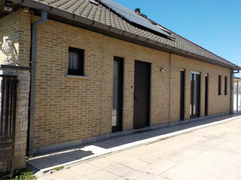 Verkoop zonder Immo/ Uit ter hand te koop, rechtstreeks van eigenaar. <br />
Goed onderhouden instapklare bungalow, gelegen in een rustige straat op k