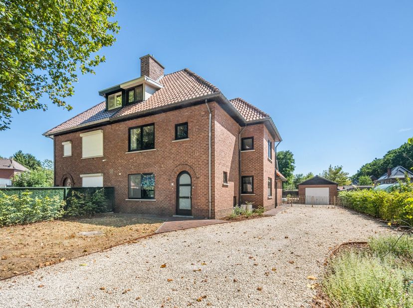 Welkom op de Kersenlaan 14 in Maasmechelen.<br />
<br />
Bent u op zoek naar een ruime gezinswoning met een grote tuin, gelegen in een rustige en aang