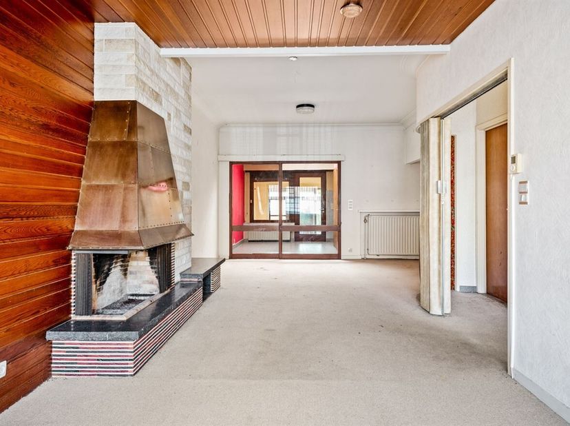 In een residentiële wijk in Borsbeek vindt men deze rijwoning, die origineel is geconstrueerd in de jaren 50 en in de jaren 70 grondig werd gemodernis