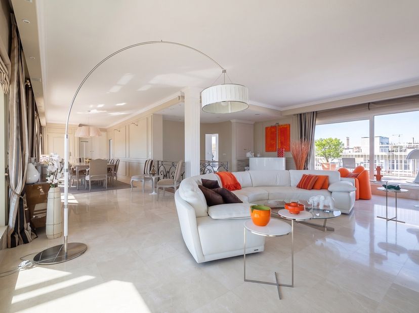 À proximité immédiate de lAvenue Franklin Roosevelt, avec une vue dégagée sur le Bois de la Cambre, duplex penthouse situé aux 7e et 8e étages dun imm