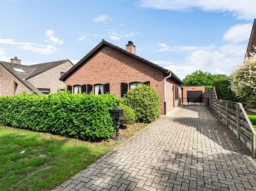 Vrijstaande woning op circa 450m².<br />
We betreden deze woning via de inkomhal. Via de nachthal vinden we 2 volwaardige slaapkamers en de badkamer t