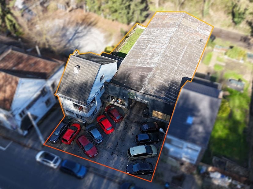 Maison d’habitation avec entrepôt indépendant – Opportunité rare (vente en un seul lot)<br />
Nigel IMMO vous propose cet ensemble immobilier unique c