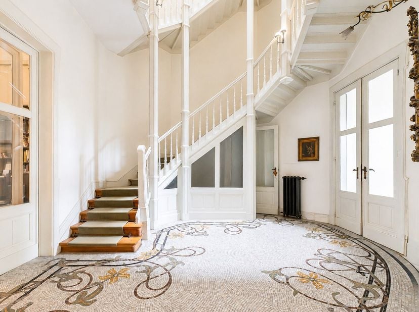 Met uitzicht op de Vijvers van Elsene bevindt zich deze opmerkelijke art-nouveauherenwoning, ontworpen in 1904 door architect Ernest Blérot en volledi