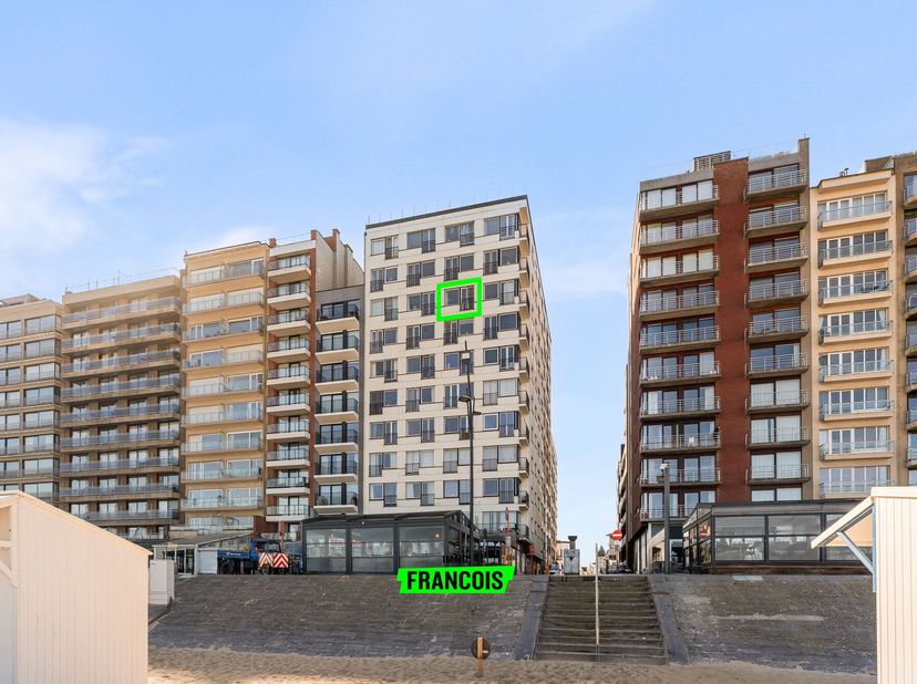 Op de achtste verdieping van een verzorgde residentie, op wandelafstand van zowel het strand als het stadscentrum, bevindt zich deze volledig gerenove