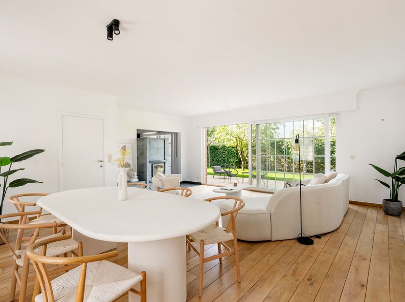 Landelijke woning met praktijkruimte gelegen nabij het centrum van Hoogstraten op perceel van 967 m². De woning werd gebouwd in 2005 en biedt verrasse