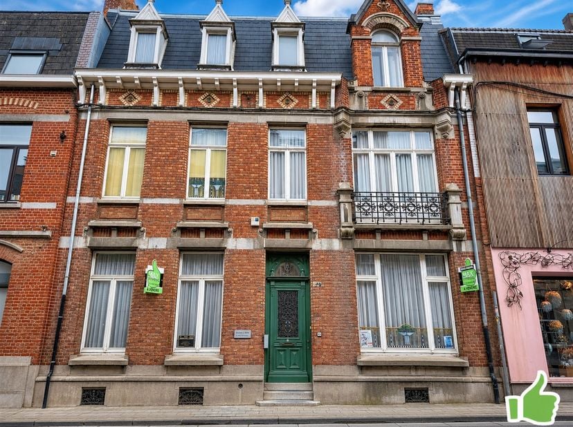 Cette majestueuse maison de Maître idéalement située en plein coeur du centre-ville de Mouscron séduira les amateurs de volumes, d'authenticité et de