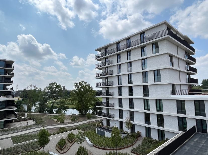 In het hartje van Deinze vindt u dit recente BEN-appartement. Het appartement is gelegen op wandelafstand van het centrum, het park "De Brielmeersen"