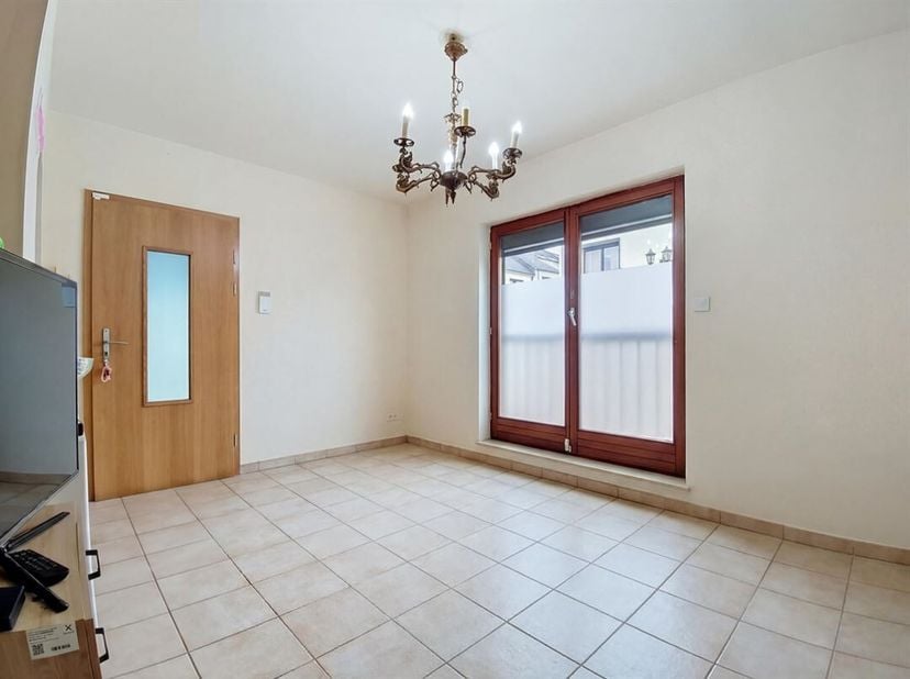 W Immobilière biedt u in Arlon, op wandelafstand van het stadscentrum en alle voorzieningen, een appartement met 1 slaapkamer aan, gelegen in een afge