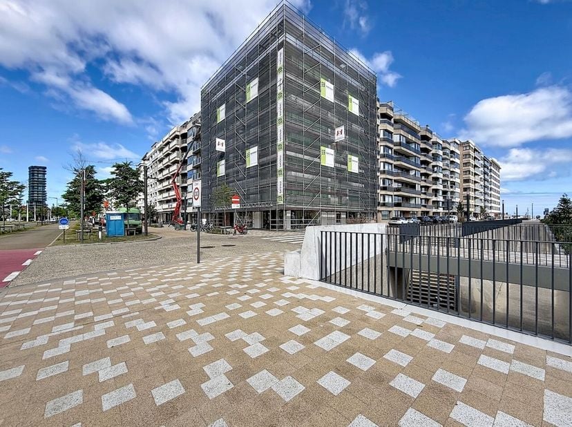 Dit appartement is gelegen op de 5de verdieping van een verzorgd gebouw op de Graaf dUrsellaan en geniet van een aangename ligging met veel natuurlijk