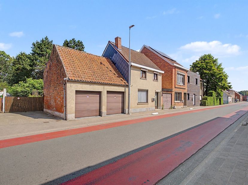 Ontdek deze charmante halfopen bebouwing boordevol potentieel, gelegen op een locatie nabij centrum Stekene. Deze goed onderhouden woning werd doorhee