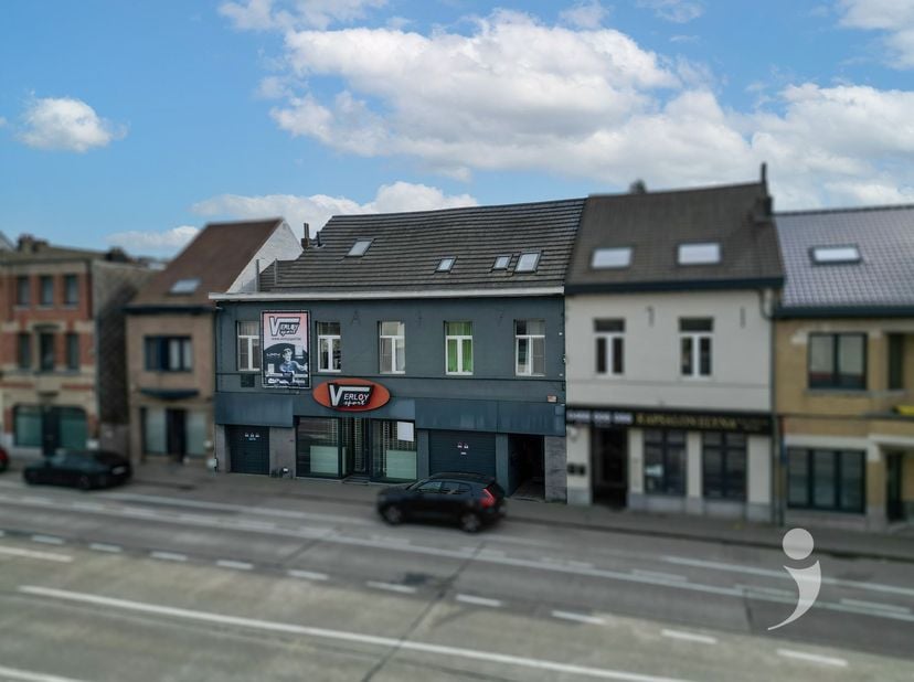 Goed onderhouden opbrengsteigendom met handelsruimte en 3 woonentiteiten op een uitstekend, zichtbare locatie!<br />
<br />
Dit veelzijdige handelsh