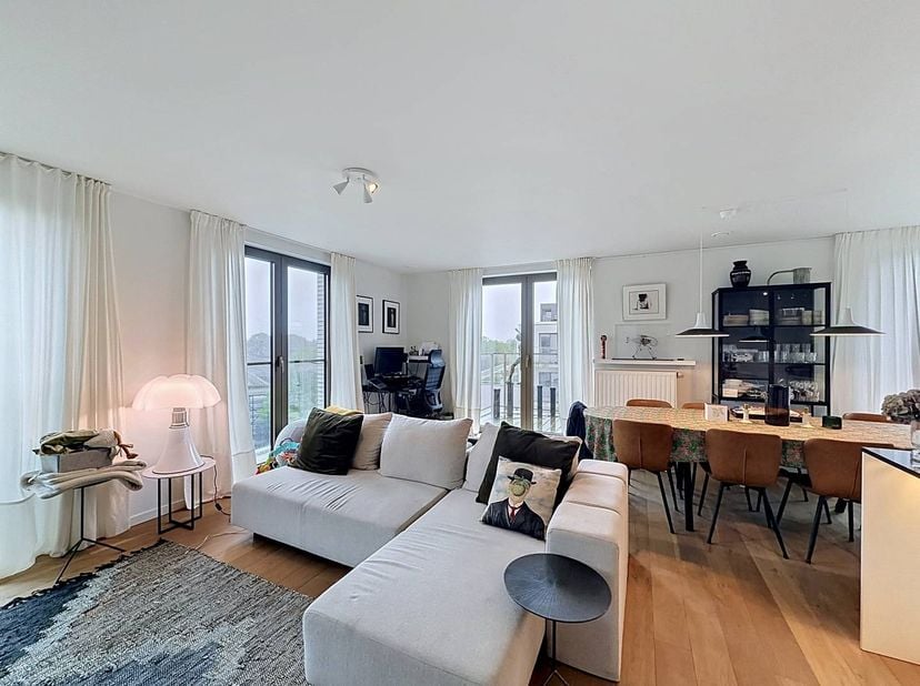 Op een uitstekende locatie in Gent, aan de Einde Were, bevindt zich dit lichtrijke en verzorgde appartement met twee ruime slaapkamers en een ruim ter