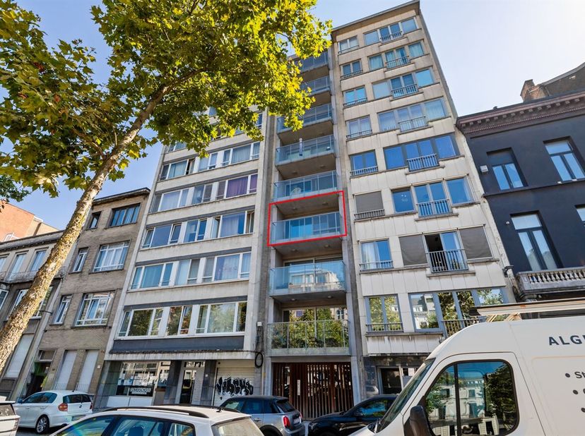 Ligging: Dit appartement is gelegen op de derde verdieping van het gebouw op de Italiëlei, vlakbij winkels, openbaar vervoer en met makkelijke verbind