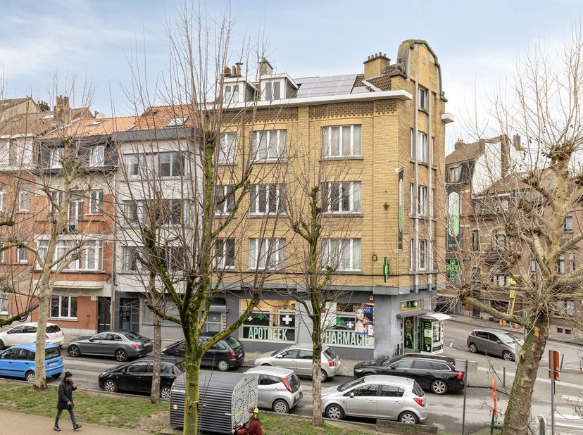 À l’intersection de la stabilité et du rendement, nous vous présentons cet immeuble mixte exceptionnel, situé avenue Maurice Herbette 1 à Anderlecht.