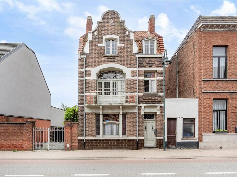 * In optie *  Ligging: Dit herenhuis is gelegen in het centrum van balen. Alle voorzieningen zoals supermarkt, openbaar vervoer liggen binnen handbere