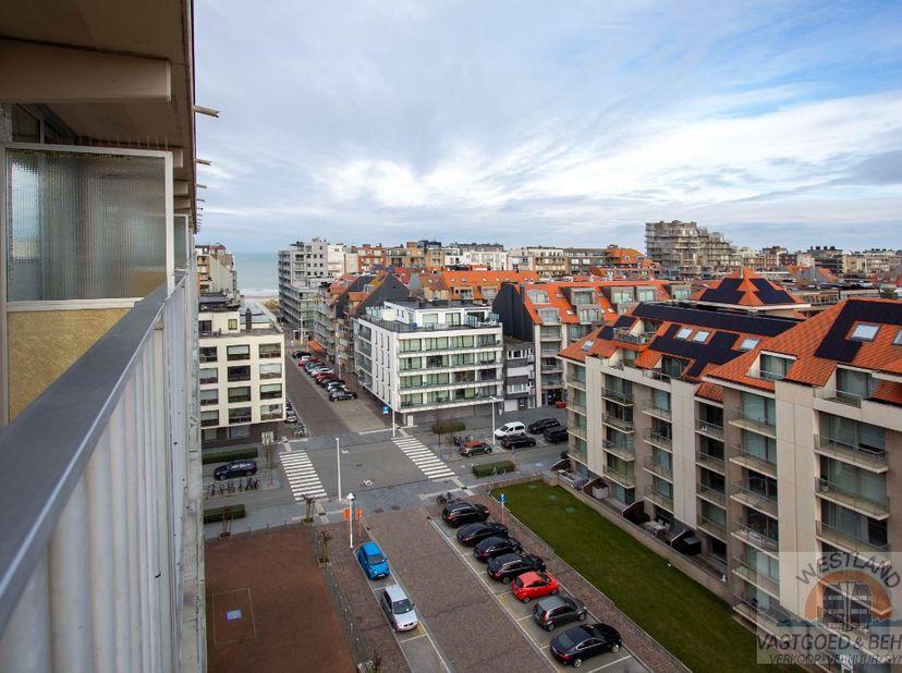Dit verzorgd hoekappartement op de 9e verdieping biedt een zeer mooi uitzicht, inclusief een stukje zeezicht, en geniet van veel natuurlijk licht dank