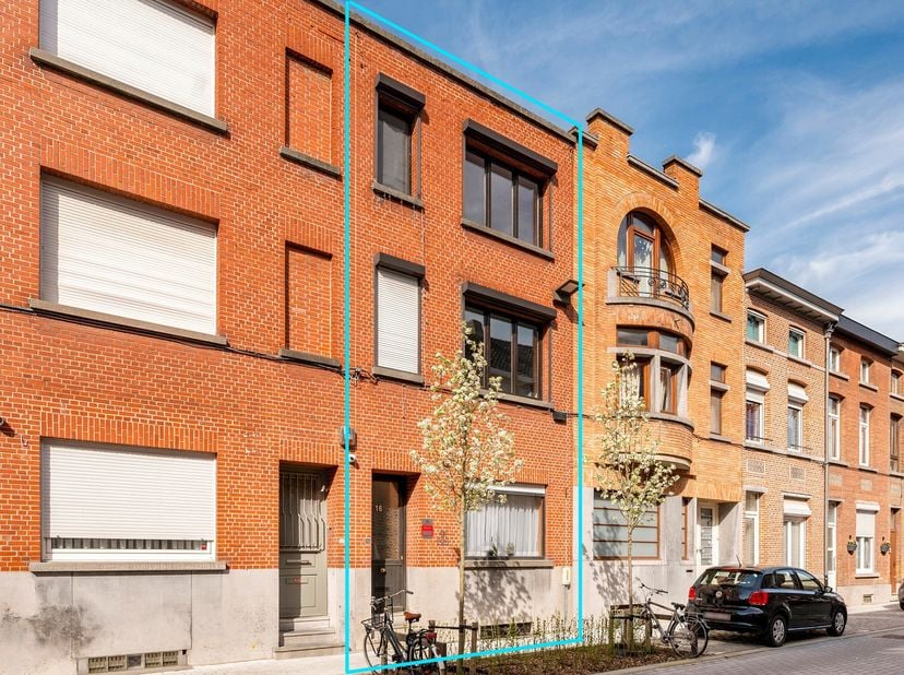Woning met 4 slp'ers en gezellige stadstuin te Mechelen.<br />
Deze nog deels te renoveren eengezinswoning is gelegen aan de stadsrand van Mechelen.<b