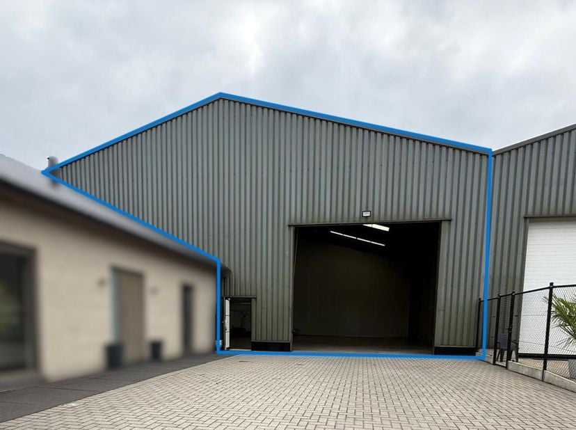 Te huur aangeboden: Loods van&amp;nbsp; +-360 m² op toplocatie in Lanaken!<br />
<br />
- PER DIRECT BESCHIKBAAR -&amp;nbsp;<br />
<br />
Bedrijfsweg 34, 3620