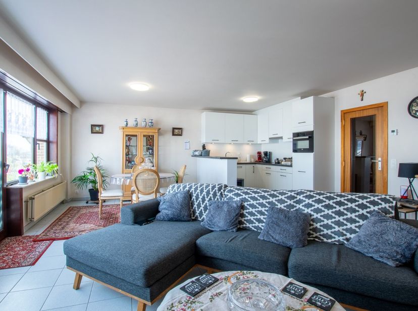 Dit lichtrijke appartement (87 m²) is gelegen op de prachtige visserskaai te Nieuwpoort. Het appartement bestaat uit een inkom met apart toilet, licht