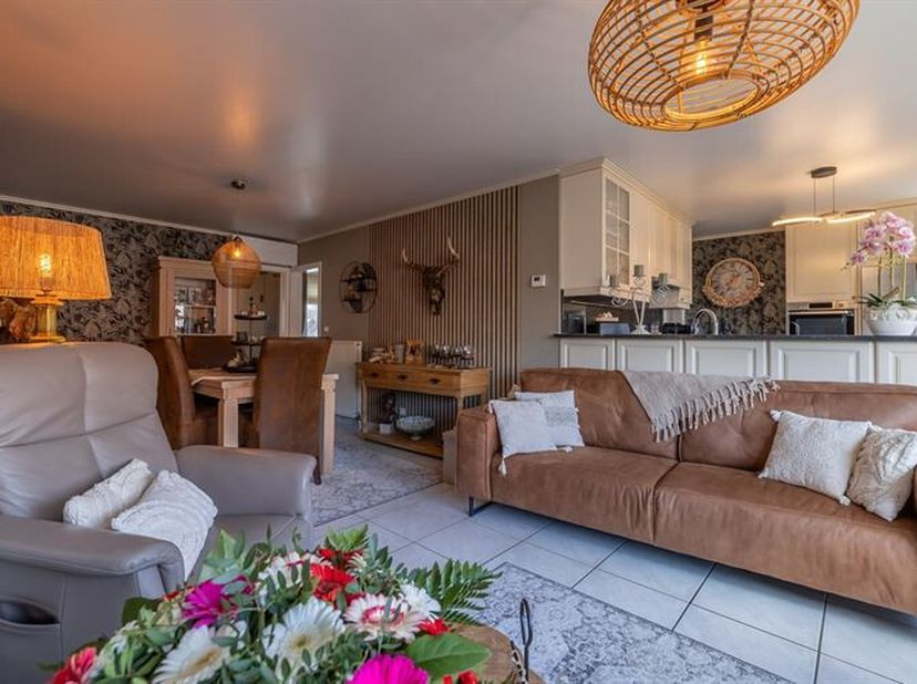 In het hart van het charmante Zichem, in nabijheid van een prachtige natuur, bevindt zich dit knap en lichtrijk appartement op de bovenste verdieping