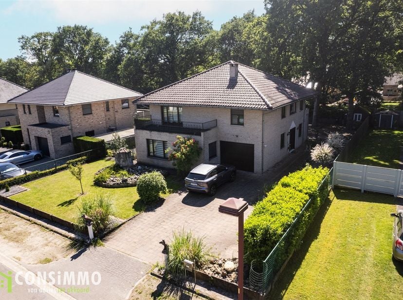 Bent u op zoek naar een ruime villa op één van de meest gegeerde locaties van Genk? Deze vrijstaande woning aan de Raf Mailleuxstraat 20 combineert ee