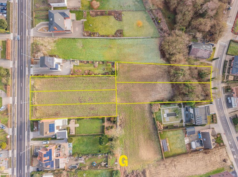 Dit aanbod omvat drie percelen grond die samen in aanmerking komen voor verkaveling in vijf loten geschikt voor halfopen woningen dan wel 1 open en 4