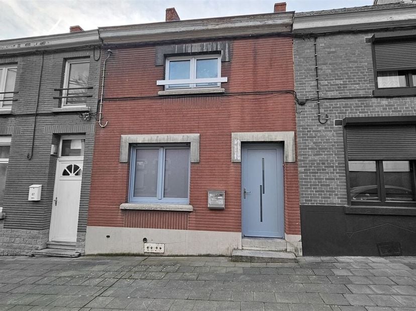 SOUS OPTION - PLUS DE VISITE - Prix: Offre à partir de 105.000 euros, frais d'agence non inclus et à charge de l'acquéreur.<br />
Maison à rafraichir
