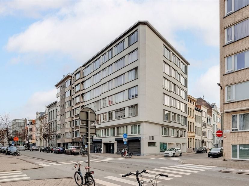 Cet appartement bien entretenu est situé dans un endroit central, avec des magasins et des transports publics accessibles à pied. Le Stadspark, le cen