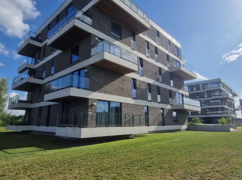 Instapklaar appartement te huur in Stasegem<br />
Huurprijs: 700 Syndickosten: 50 Ondergrondse staanplaats: 25 Beschikbaar: Vanaf 1 augustus.<br />