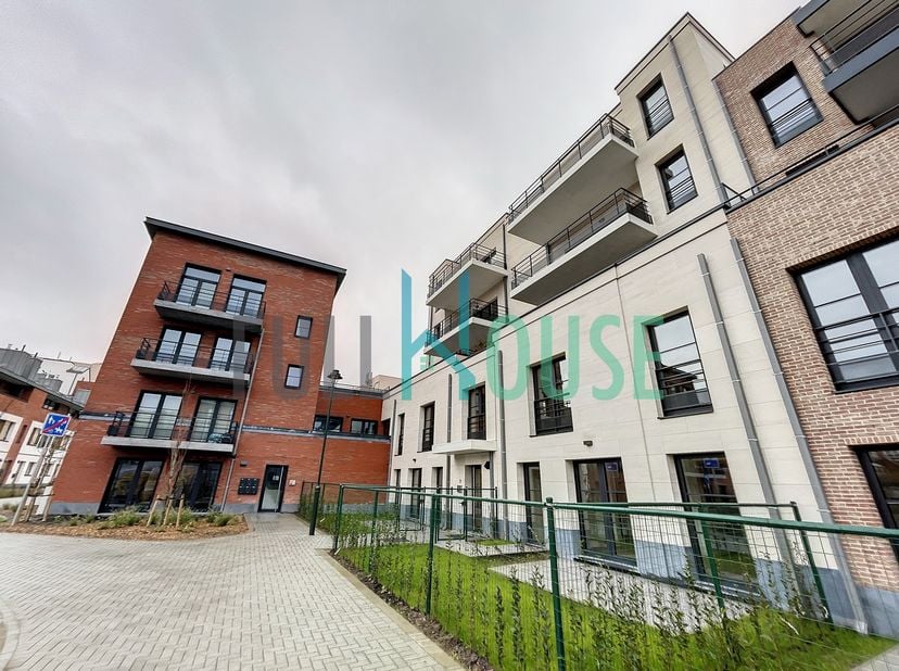 Cet appartement dispose de trois chambres, ainsi que de deux salles de bains. Une toilette séparée et une buanderie sont incluses. PEB classé A.<br />
